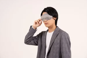 アイマスクを着用している男性