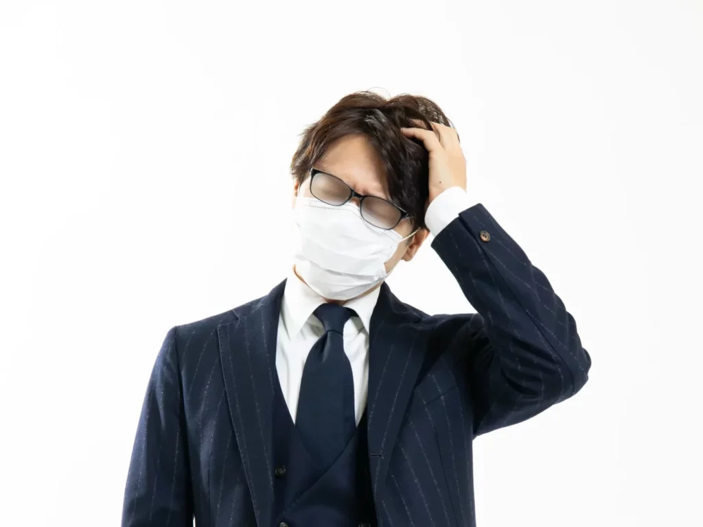 マスクでめがねが曇る男性