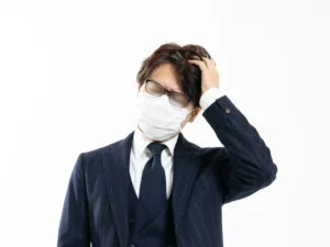 マスクでめがねが曇る男性