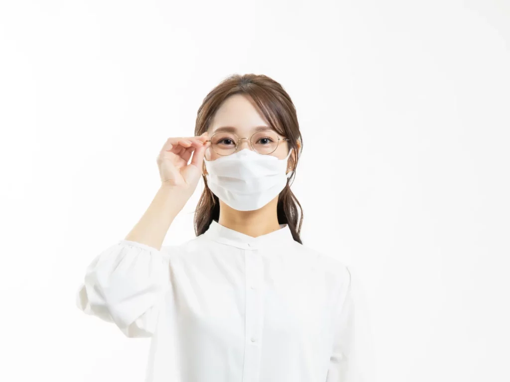 イーズマスクゼロを着用する女性